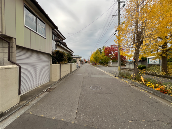八戸市多賀台、新築一戸建ての前面道路を含む現地写真画像です