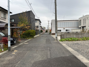 八戸市江陽、新築一戸建ての前面道路を含む現地写真画像です