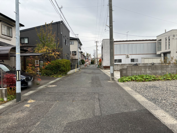 八戸市江陽、新築一戸建ての前面道路を含む現地写真画像です