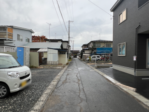 八戸市沼館、新築一戸建ての前面道路を含む現地写真画像です
