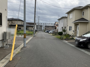 八戸市新井田西、中古一戸建ての前面道路を含む現地写真画像です
