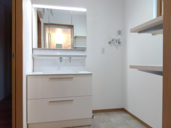 八戸市新井田西、中古一戸建ての洗面画像です