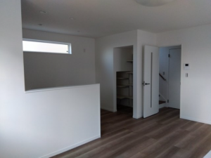 八戸市根城、新築一戸建ての居間画像です