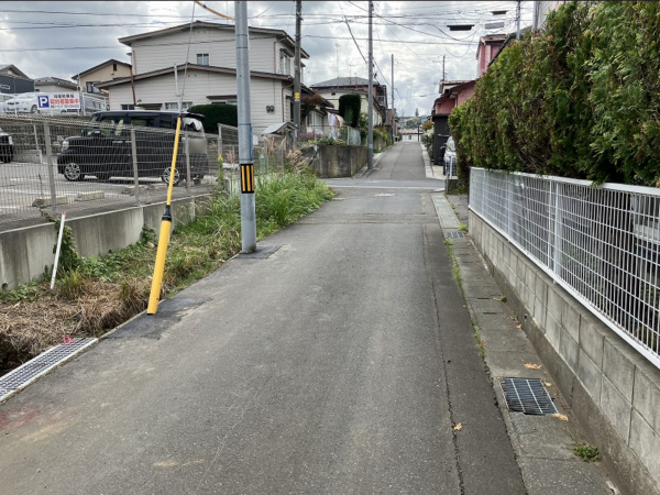 八戸市根城、新築一戸建ての前面道路を含む現地写真画像です