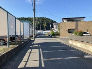 八戸市下長、中古一戸建ての前面道路を含む現地写真画像です
