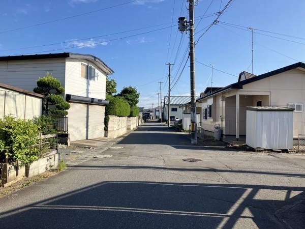 八戸市下長、中古一戸建ての前面道路を含む現地写真画像です