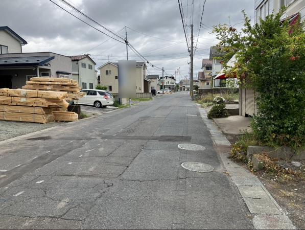 八戸市江陽、新築一戸建ての前面道路を含む現地写真画像です