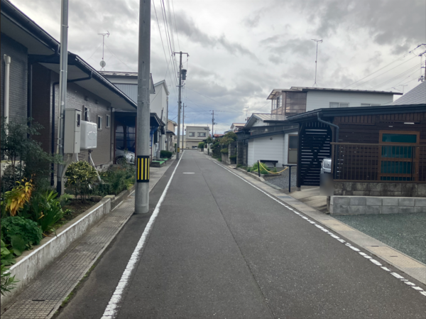 十和田市東十四番町、新築一戸建ての前面道路を含む現地写真画像です