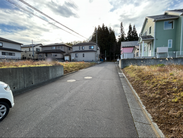 八戸市南白山台、土地の前面道路を含む現地写真画像です