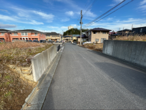 八戸市南白山台、土地の前面道路を含む現地写真画像です