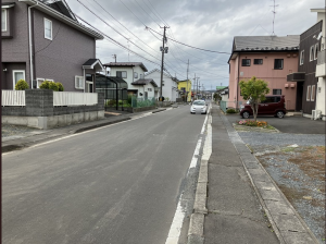 八戸市長苗代、新築一戸建ての前面道路を含む現地写真画像です