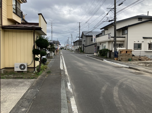 八戸市長苗代、新築一戸建ての前面道路を含む現地写真画像です