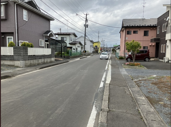 八戸市長苗代、新築一戸建ての前面道路を含む現地写真画像です