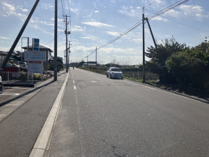 八戸市大字市川町、中古一戸建ての前面道路を含む現地写真画像です