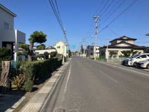 八戸市大字市川町、中古一戸建ての前面道路を含む現地写真画像です