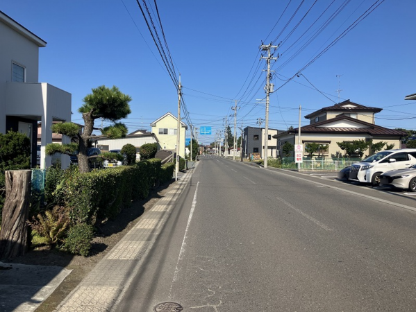 八戸市大字市川町、中古一戸建ての前面道路を含む現地写真画像です