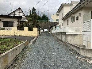 八戸市大字沢里、中古一戸建ての前面道路を含む現地写真画像です