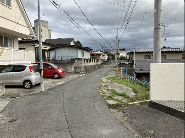 八戸市大字沢里、中古一戸建ての前面道路を含む現地写真画像です