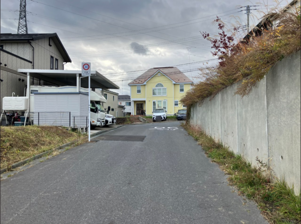 八戸市東白山台、土地の前面道路を含む現地写真画像です