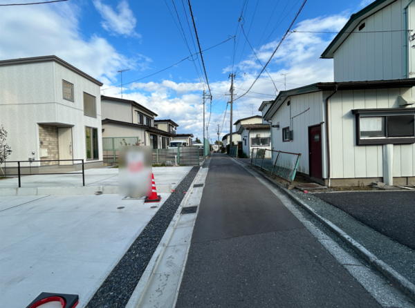 八戸市類家、中古一戸建ての前面道路を含む現地写真画像です