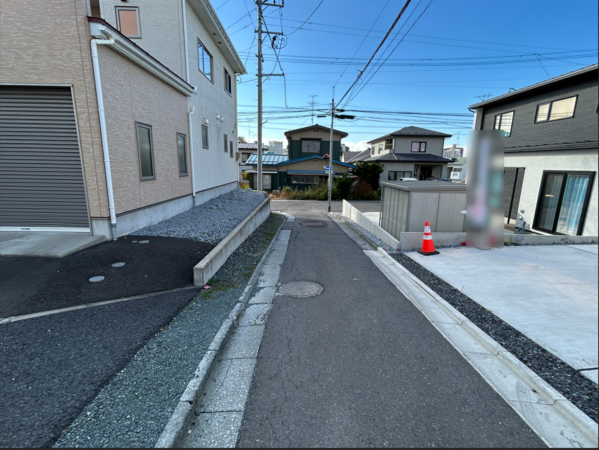 八戸市類家、中古一戸建ての前面道路を含む現地写真画像です