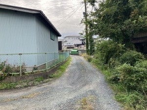 八戸市大字根城、土地の前面道路を含む現地写真画像です