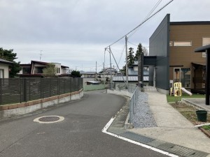 八戸市大字新井田、土地の前面道路を含む現地写真画像です