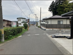 八戸市大字新井田、土地の前面道路を含む現地写真画像です