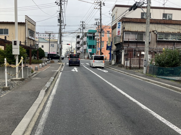 八戸市大字鍛冶町、土地の前面道路を含む現地写真画像です