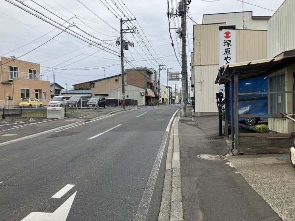 八戸市大字鍛冶町、土地の前面道路を含む現地写真画像です