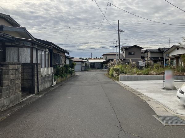 八戸市多賀台、中古一戸建ての前面道路を含む現地写真画像です