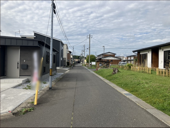 八戸市多賀台、中古一戸建ての前面道路を含む現地写真画像です