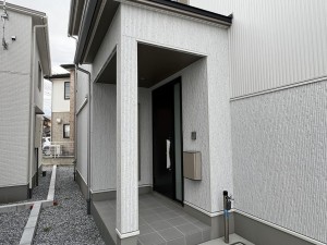 八戸市白銀、新築一戸建ての玄関画像です