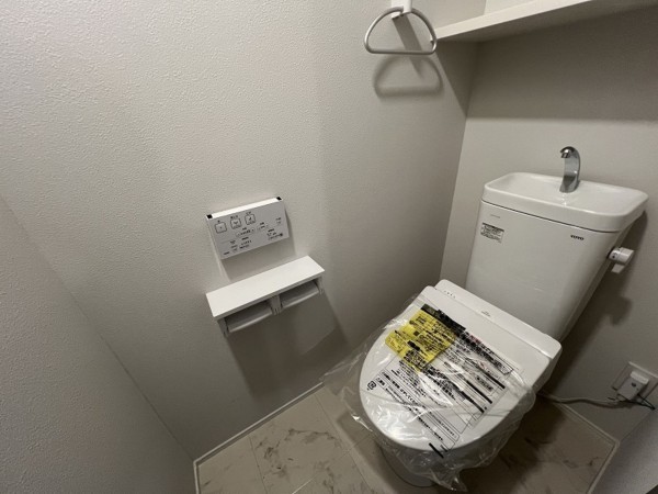 八戸市白銀、新築一戸建てのトイレ画像です