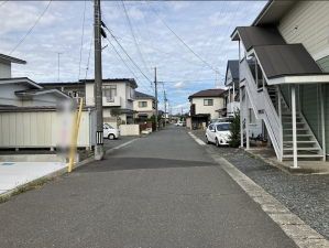 八戸市長苗代、新築一戸建ての前面道路を含む現地写真画像です