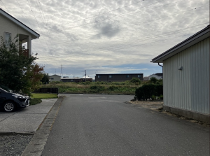 八戸市長苗代、新築一戸建ての前面道路を含む現地写真画像です