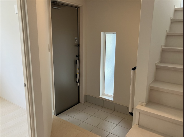 八戸市長苗代、新築一戸建ての玄関画像です