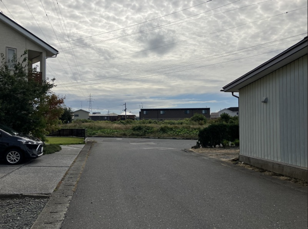 八戸市長苗代、新築一戸建ての前面道路を含む現地写真画像です