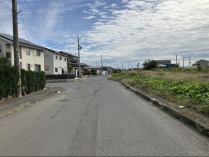 八戸市長苗代、新築一戸建ての前面道路を含む現地写真画像です