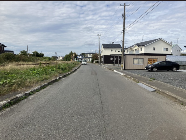 八戸市長苗代、新築一戸建ての前面道路を含む現地写真画像です