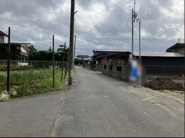 八戸市大字石堂、新築一戸建ての前面道路を含む現地写真画像です