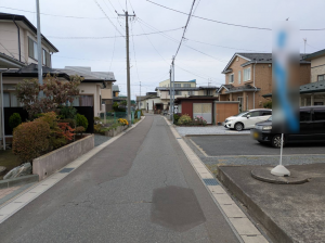八戸市大字新井田、中古一戸建ての前面道路を含む現地写真画像です
