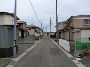 八戸市大字新井田、中古一戸建ての前面道路を含む現地写真画像です