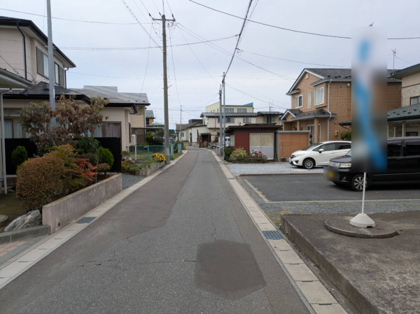 八戸市大字新井田、中古一戸建ての前面道路を含む現地写真画像です