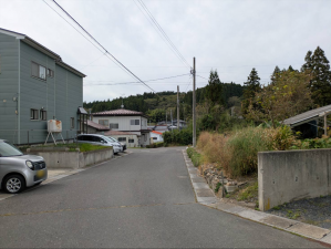 八戸市大字尻内町、中古一戸建ての前面道路を含む現地写真画像です