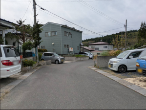 八戸市大字尻内町、中古一戸建ての前面道路を含む現地写真画像です