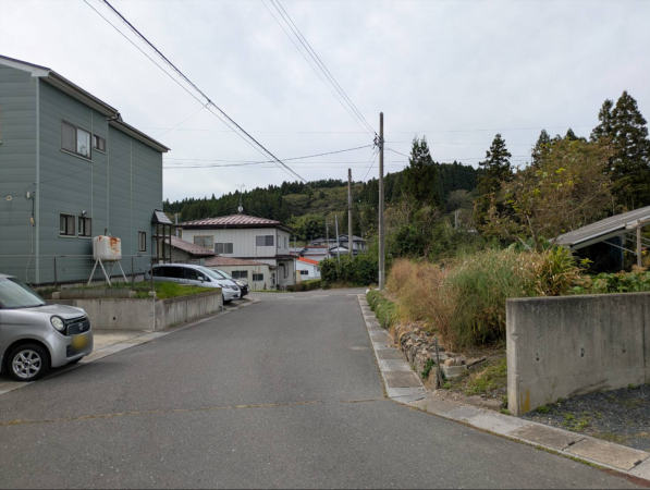 八戸市大字尻内町、中古一戸建ての前面道路を含む現地写真画像です