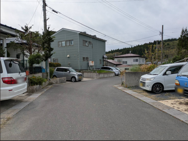 八戸市大字尻内町、中古一戸建ての前面道路を含む現地写真画像です