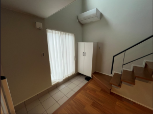 八戸市大字大久保、新築一戸建ての玄関画像です