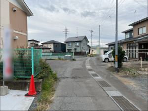 八戸市大字大久保、新築一戸建ての前面道路を含む現地写真画像です